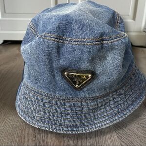 Verry cute baby blue bucket hat!!